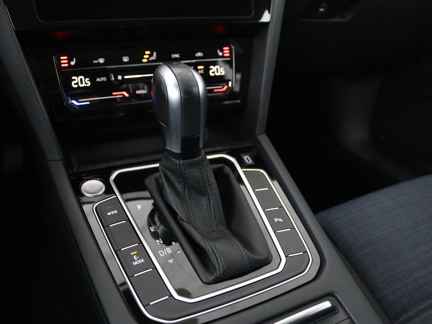 Volkswagen Passat 1.4 TSI PHEV GTE | Stoelverwarming | Camera | Adaptive cruise | Matrix LED | Massage | Carplay | Navigatie | Side Assist