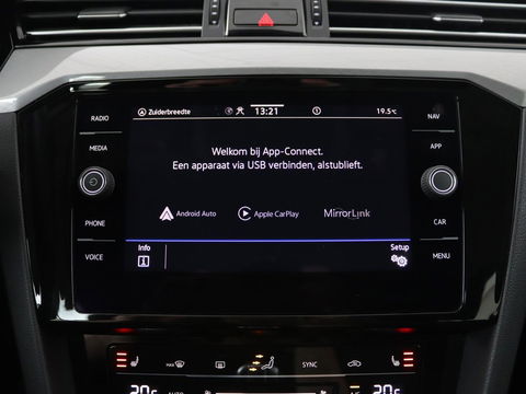 Volkswagen Passat 1.4 TSI PHEV GTE | Stoelverwarming | Camera | Adaptive cruise | Matrix LED | Massage | Carplay | Navigatie | Side Assist