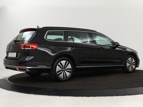 Volkswagen Passat 1.4 TSI PHEV GTE | Stoelverwarming | Camera | Adaptive cruise | Matrix LED | Massage | Carplay | Navigatie | Side Assist