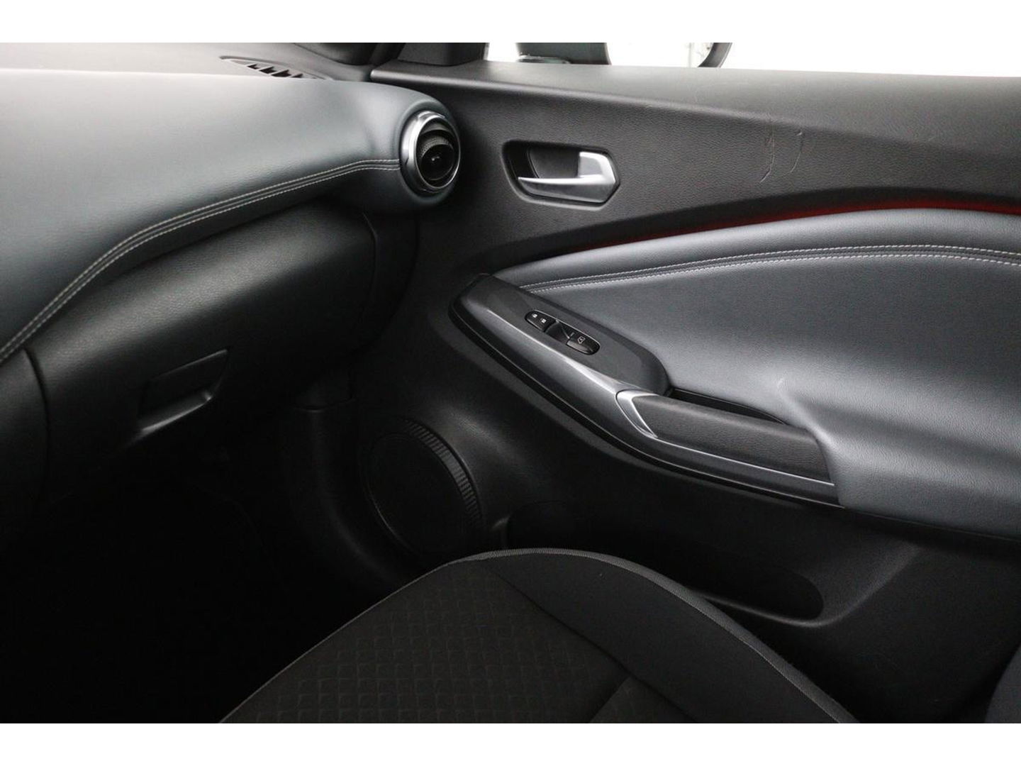 Nissan Juke 1.0 DIG-T N-Connecta | Carplay | Camera | Full LED | Keyless | Climate control | Cruise control