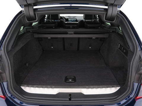 BMW 3 Serie Touring 330e Business Edition Plus M-Sportpack (INCL-BTW) *PANO | VERNASCA-FULL-LEATHER | HEAD-UP | FULL-LED | DIGI-COCKPIT | NAVI-FULLMAP | HEATED-SPORTSEATS | HIFI-SOUND | CAMERA | AMBIENT-LIGHT | TOWBAR | 19''ALU*
