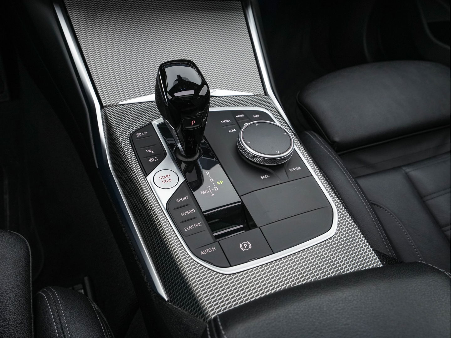BMW 3 Serie Touring 330e Business Edition Plus M-Sportpack (INCL-BTW) *PANO | VERNASCA-FULL-LEATHER | HEAD-UP | FULL-LED | DIGI-COCKPIT | NAVI-FULLMAP | HEATED-SPORTSEATS | HIFI-SOUND | CAMERA | AMBIENT-LIGHT | TOWBAR | 19''ALU*