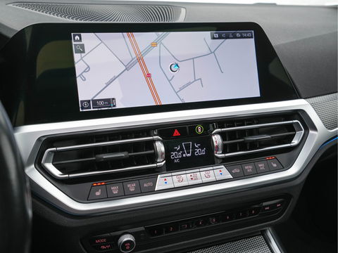 BMW 3 Serie Touring 330e Business Edition Plus M-Sportpack (INCL-BTW) *PANO | VERNASCA-FULL-LEATHER | HEAD-UP | FULL-LED | DIGI-COCKPIT | NAVI-FULLMAP | HEATED-SPORTSEATS | HIFI-SOUND | CAMERA | AMBIENT-LIGHT | TOWBAR | 19''ALU*