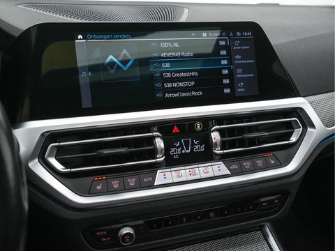 BMW 3 Serie Touring 330e Business Edition Plus M-Sportpack (INCL-BTW) *PANO | VERNASCA-FULL-LEATHER | HEAD-UP | FULL-LED | DIGI-COCKPIT | NAVI-FULLMAP | HEATED-SPORTSEATS | HIFI-SOUND | CAMERA | AMBIENT-LIGHT | TOWBAR | 19''ALU*