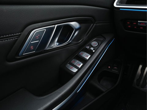 BMW 3 Serie Touring 330e Business Edition Plus M-Sportpack (INCL-BTW) *PANO | VERNASCA-FULL-LEATHER | HEAD-UP | FULL-LED | DIGI-COCKPIT | NAVI-FULLMAP | HEATED-SPORTSEATS | HIFI-SOUND | CAMERA | AMBIENT-LIGHT | TOWBAR | 19''ALU*