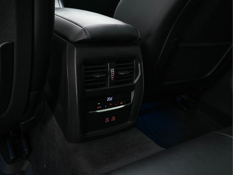 BMW 3 Serie Touring 330e Business Edition Plus M-Sportpack (INCL-BTW) *PANO | VERNASCA-FULL-LEATHER | HEAD-UP | FULL-LED | DIGI-COCKPIT | NAVI-FULLMAP | HEATED-SPORTSEATS | HIFI-SOUND | CAMERA | AMBIENT-LIGHT | TOWBAR | 19''ALU*