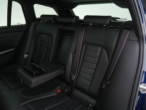 BMW 3 Serie Touring 330e Business Edition Plus M-Sportpack (INCL-BTW) *PANO | VERNASCA-FULL-LEATHER | HEAD-UP | FULL-LED | DIGI-COCKPIT | NAVI-FULLMAP | HEATED-SPORTSEATS | HIFI-SOUND | CAMERA | AMBIENT-LIGHT | TOWBAR | 19''ALU*