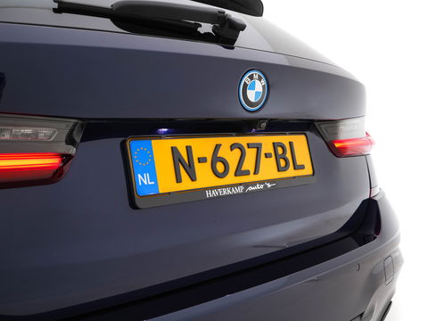 BMW 3 Serie Touring 330e Business Edition Plus M-Sportpack (INCL-BTW) *PANO | VERNASCA-FULL-LEATHER | HEAD-UP | FULL-LED | DIGI-COCKPIT | NAVI-FULLMAP | HEATED-SPORTSEATS | HIFI-SOUND | CAMERA | AMBIENT-LIGHT | TOWBAR | 19''ALU*