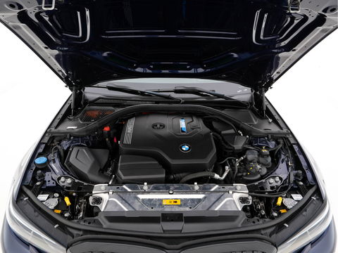 BMW 3 Serie Touring 330e Business Edition Plus M-Sportpack (INCL-BTW) *PANO | VERNASCA-FULL-LEATHER | HEAD-UP | FULL-LED | DIGI-COCKPIT | NAVI-FULLMAP | HEATED-SPORTSEATS | HIFI-SOUND | CAMERA | AMBIENT-LIGHT | TOWBAR | 19''ALU*