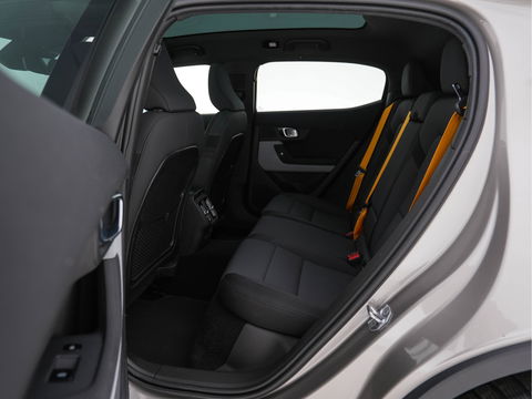 Polestar 2 Long Range Dual Motor Launch Edition 78kWh AWD [ 3-Fase ] (INCL-BTW) *PANO | NAVI-FULLMAP | HARMAN/KARDON-AUDIO | FULL-LED | KEYLESS | TOPVIEW | LANE-ASSIST | DIGI-COCKPIT | DAB+ | SPORT-SEATS | CARPLAY | TOWBAR | BLINDSPOT | 20''ALU*