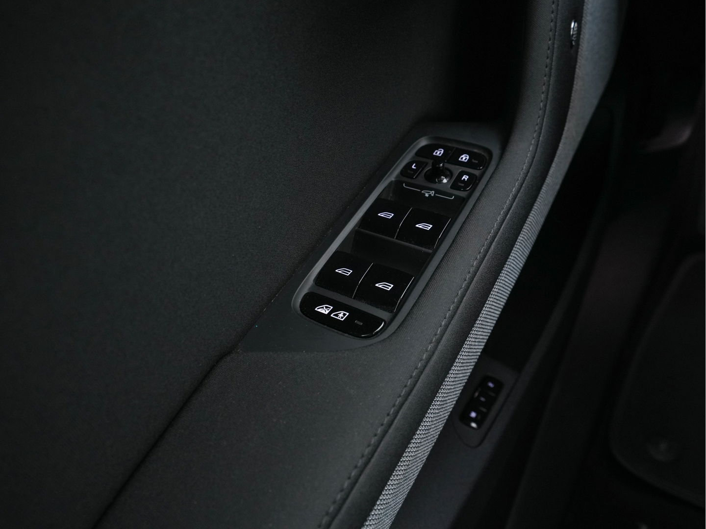 Polestar 2 Long Range Dual Motor Launch Edition 78kWh AWD [ 3-Fase ] (INCL-BTW) *PANO | NAVI-FULLMAP | HARMAN/KARDON-AUDIO | FULL-LED | KEYLESS | TOPVIEW | LANE-ASSIST | DIGI-COCKPIT | DAB+ | SPORT-SEATS | CARPLAY | TOWBAR | BLINDSPOT | 20''ALU*