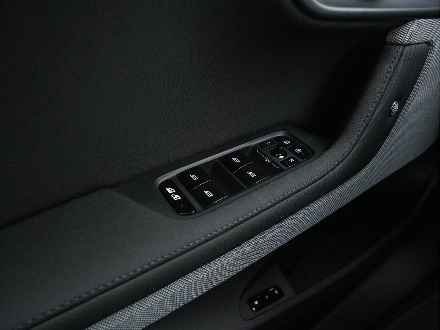 Polestar 2 Long Range Dual Motor Launch Edition 78kWh [ 3-Fase ] (INCL-BTW) *PANO | HARMAN/KARDON-AUDIO | FULL-LED | TOPVIEW | BLINDSPOT |  KEYLESS | MEMORY-PACK | ADAPT.CRUISE | CARPLAY | HEATED-SPORTSEATS | DIGI-COCKPIT | 20"ALU*