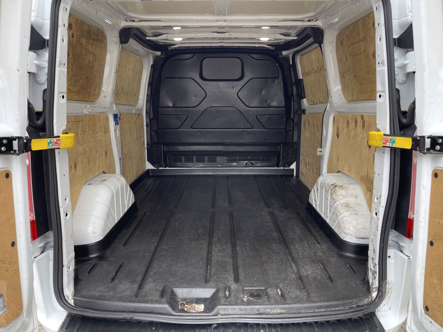 Ford Transit Custom 280 2.0 TDCI L1H1 Trend / vaste prijs rijklaar € 14.950 ex btw / euro 6 diesel / bpm vrij / lease vanaf € 252 / airco / cruise / navi / trekhaak / imperial / camera !
