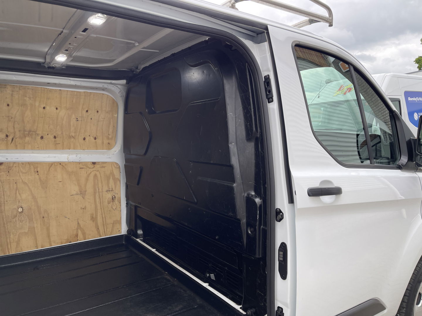 Ford Transit Custom 280 2.0 TDCI L1H1 Trend / vaste prijs rijklaar € 14.950 ex btw / euro 6 diesel / bpm vrij / lease vanaf € 252 / airco / cruise / navi / trekhaak / imperial / camera !