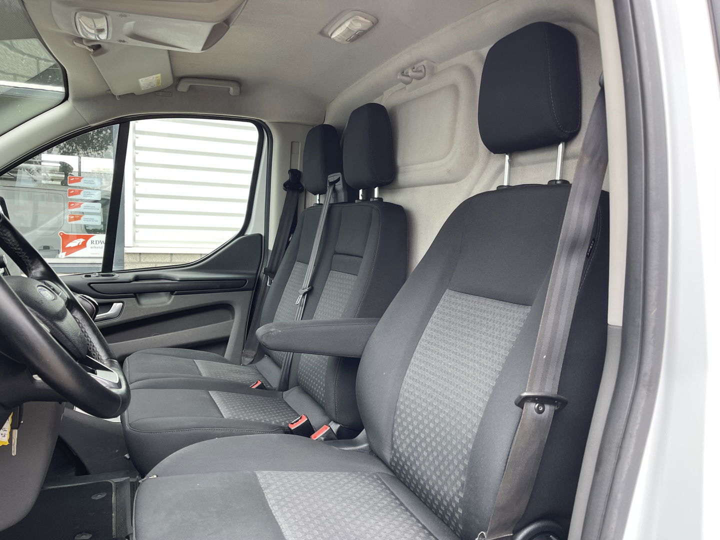Ford Transit Custom 280 2.0 TDCI L1H1 Trend / vaste prijs rijklaar € 14.950 ex btw / euro 6 diesel / bpm vrij / lease vanaf € 252 / airco / cruise / navi / trekhaak / imperial / camera !