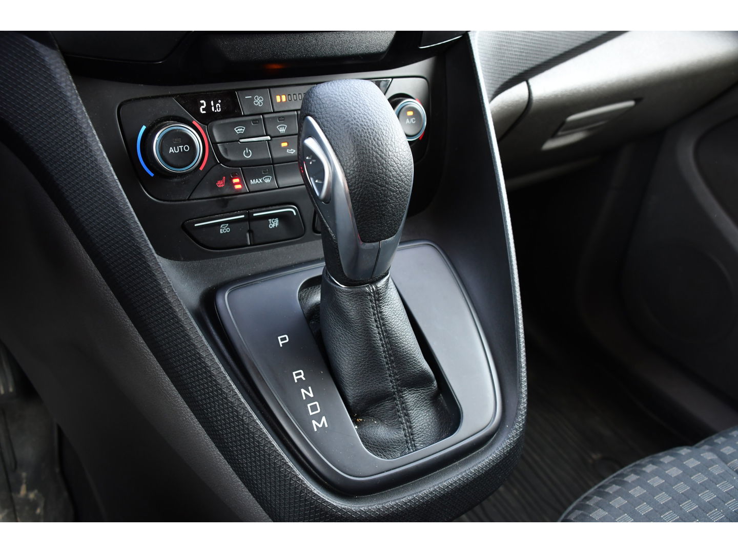 Ford Transit Connect 1.5 TDCI L1 Black Edition Camera, Cruise, Carplay, 100pk, Automaat, multimedia, Trekhaak, Stoelverwarming, Uniek!