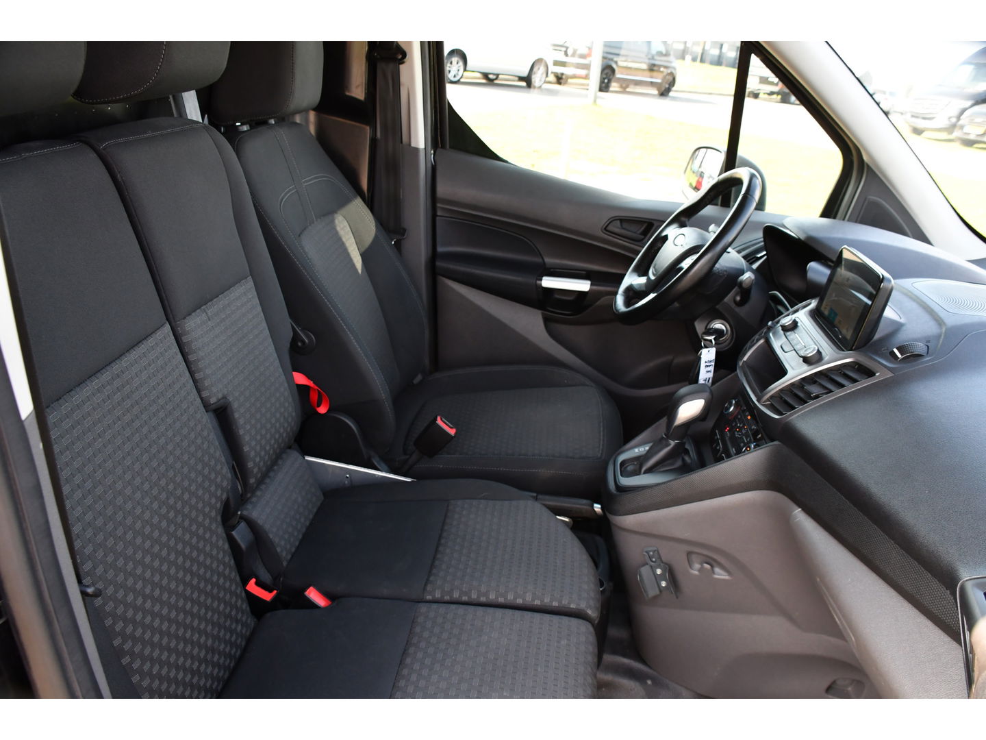 Ford Transit Connect 1.5 TDCI L1 Black Edition Camera, Cruise, Carplay, 100pk, Automaat, multimedia, Trekhaak, Stoelverwarming, Uniek!