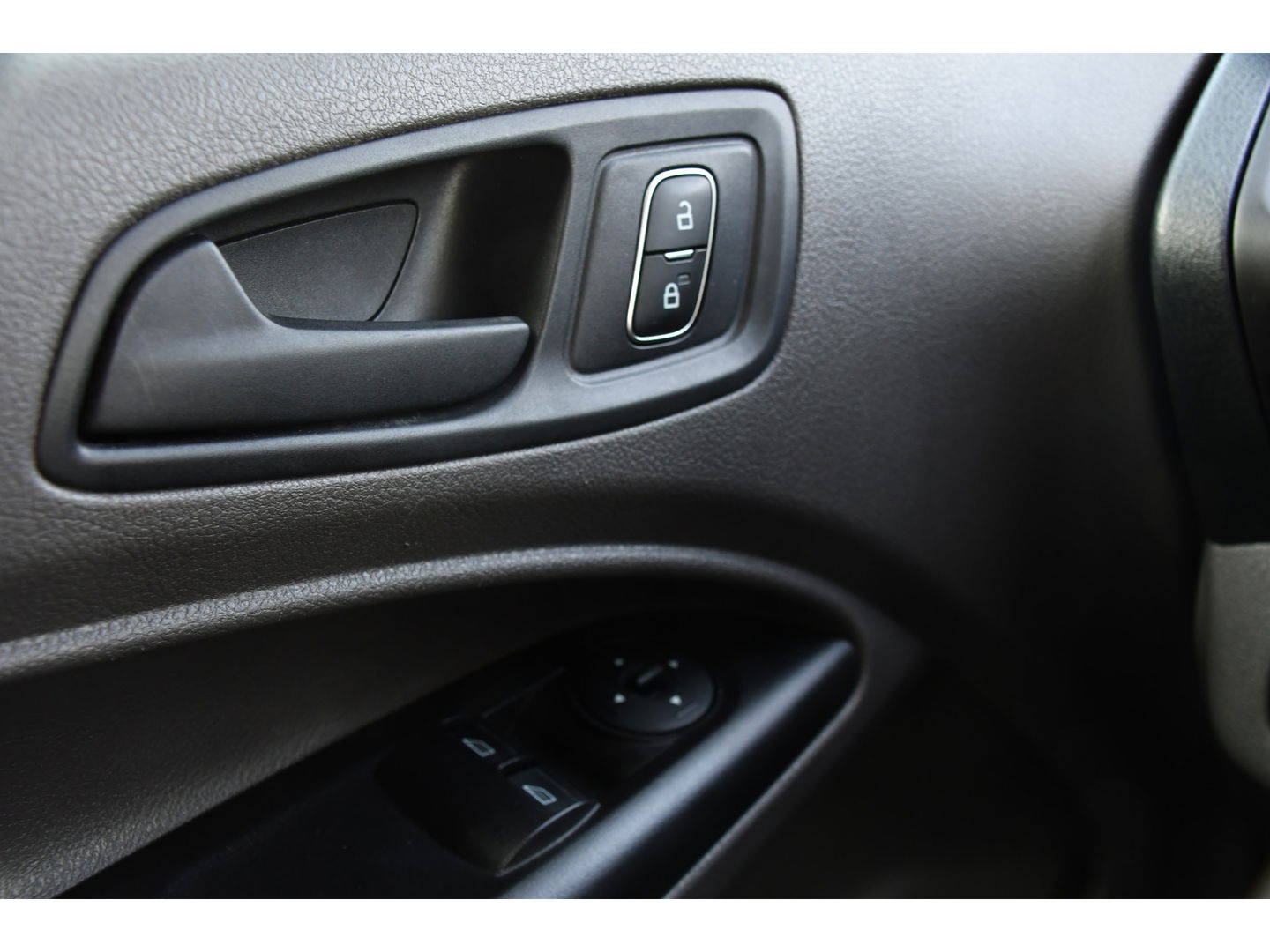 Ford Transit Connect 1.5 TDCI L1 Black Edition Camera, Cruise, Carplay, 100pk, Automaat, multimedia, Trekhaak, Stoelverwarming, Uniek!