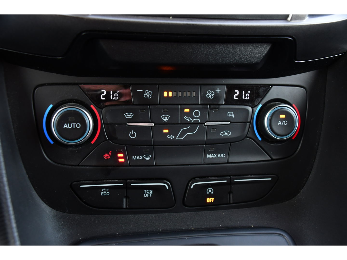 Ford Transit Connect 1.5 TDCI L1 Black Edition Camera, Cruise, Carplay, 100pk, Automaat, multimedia, Trekhaak, Stoelverwarming, Uniek!