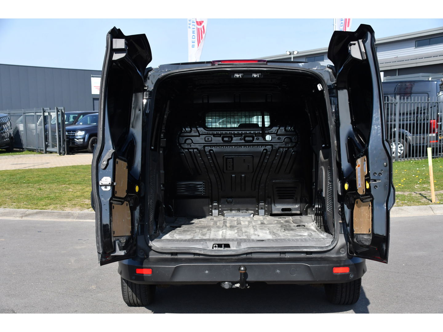 Ford Transit Connect 1.5 TDCI L1 Black Edition Camera, Cruise, Carplay, 100pk, Automaat, multimedia, Trekhaak, Stoelverwarming, Uniek!