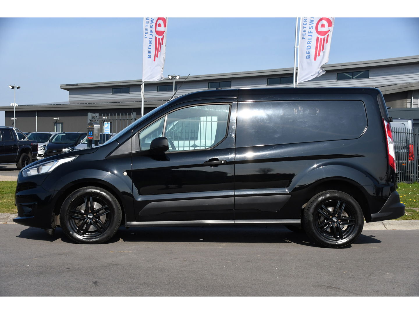 Ford Transit Connect 1.5 TDCI L1 Black Edition Camera, Cruise, Carplay, 100pk, Automaat, multimedia, Trekhaak, Stoelverwarming, Uniek!