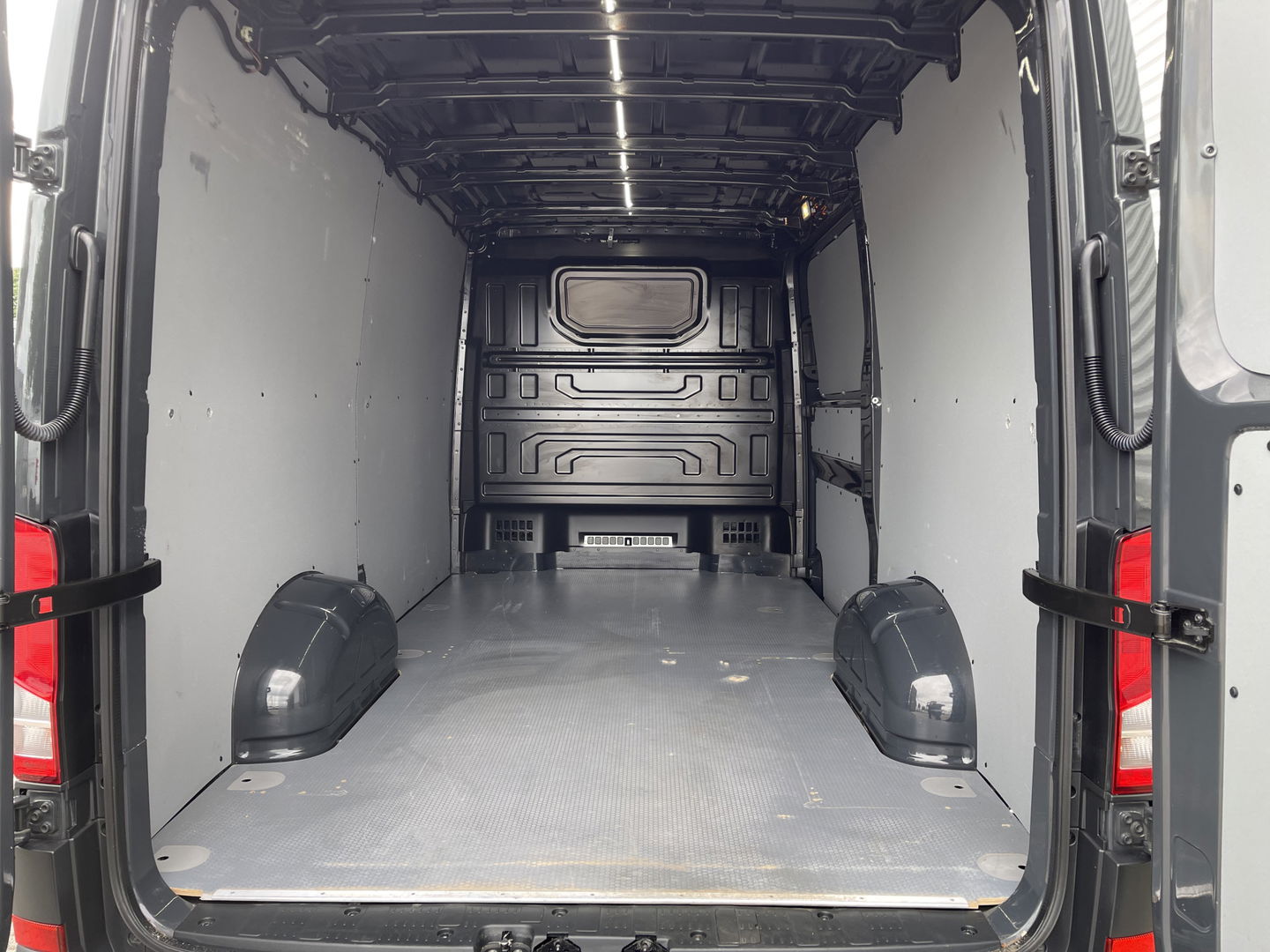 Volkswagen Crafter 35 2.0 TDI 140pk L3H2 Comfortline / vaste prijs rijklaar € 21.950 ex btw / lease vanaf € / airco / cruise / navi / achteruit rijcamera / euro 6 / bpm vrij !