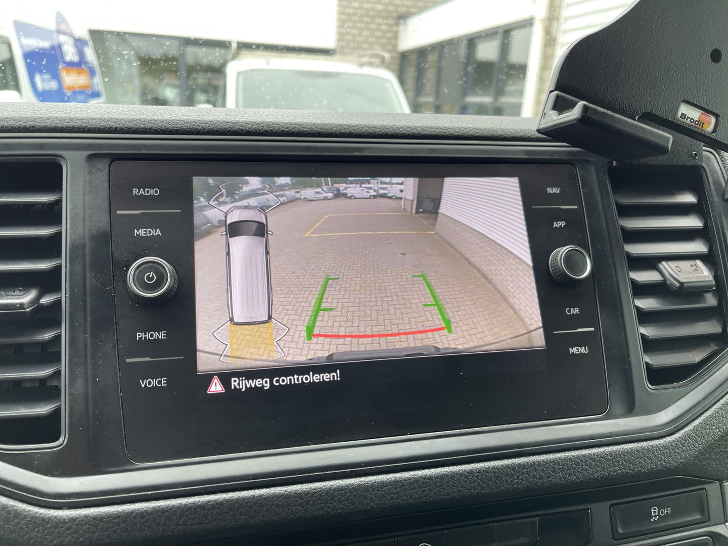 Volkswagen Crafter 35 2.0 TDI 140pk L3H2 Comfortline / vaste prijs rijklaar € 21.950 ex btw / lease vanaf € / airco / cruise / navi / achteruit rijcamera / euro 6 / bpm vrij !
