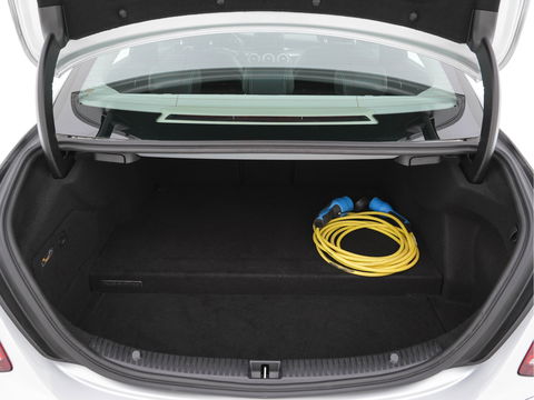 Mercedes-Benz C-Klasse 350 e Lease Edition Plus Avantgarde--Pack *FULL-LEATHER | FULL-LED | DISTRONIC | BLINDSPOT | AIRMATIC | NAVI-FULLMAP | CAMERA | HEATED-SEATS | SPORT-SEATS | ECC | LANE-ASSIST | SHIFT-PADDLES | PDC | KEYLESS  | 17''ALU *