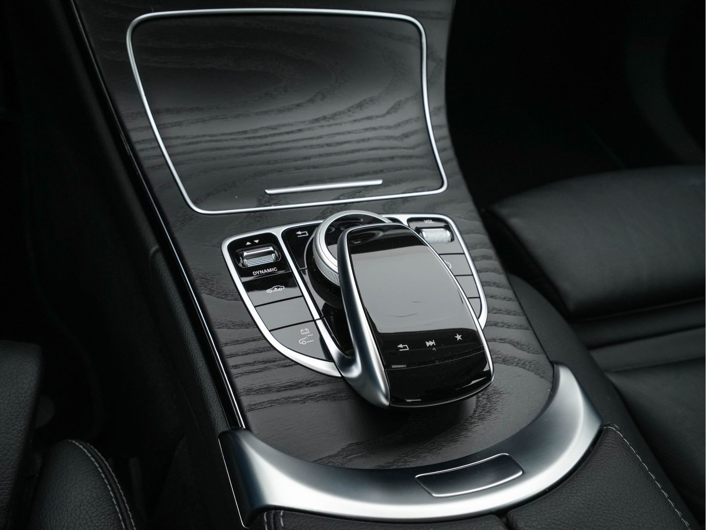 Mercedes-Benz C-Klasse 350 e Lease Edition Plus Avantgarde--Pack *FULL-LEATHER | FULL-LED | DISTRONIC | BLINDSPOT | AIRMATIC | NAVI-FULLMAP | CAMERA | HEATED-SEATS | SPORT-SEATS | ECC | LANE-ASSIST | SHIFT-PADDLES | PDC | KEYLESS  | 17''ALU *