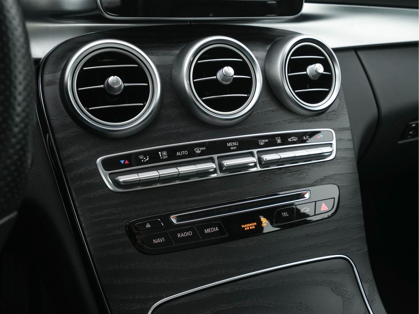 Mercedes-Benz C-Klasse 350 e Lease Edition Plus Avantgarde--Pack *FULL-LEATHER | FULL-LED | DISTRONIC | BLINDSPOT | AIRMATIC | NAVI-FULLMAP | CAMERA | HEATED-SEATS | SPORT-SEATS | ECC | LANE-ASSIST | SHIFT-PADDLES | PDC | KEYLESS  | 17''ALU *