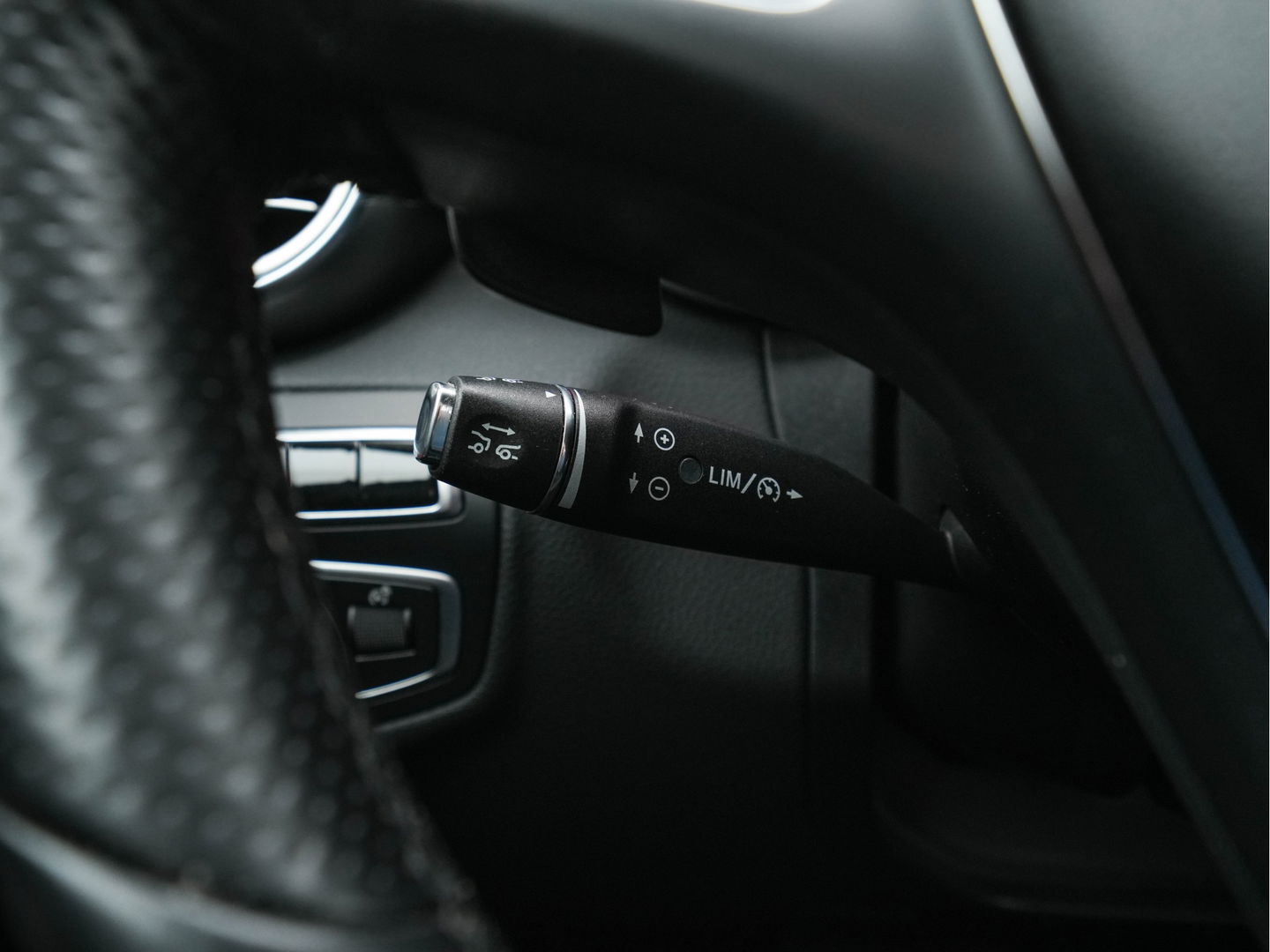 Mercedes-Benz C-Klasse 350 e Lease Edition Plus Avantgarde--Pack *FULL-LEATHER | FULL-LED | DISTRONIC | BLINDSPOT | AIRMATIC | NAVI-FULLMAP | CAMERA | HEATED-SEATS | SPORT-SEATS | ECC | LANE-ASSIST | SHIFT-PADDLES | PDC | KEYLESS  | 17''ALU *
