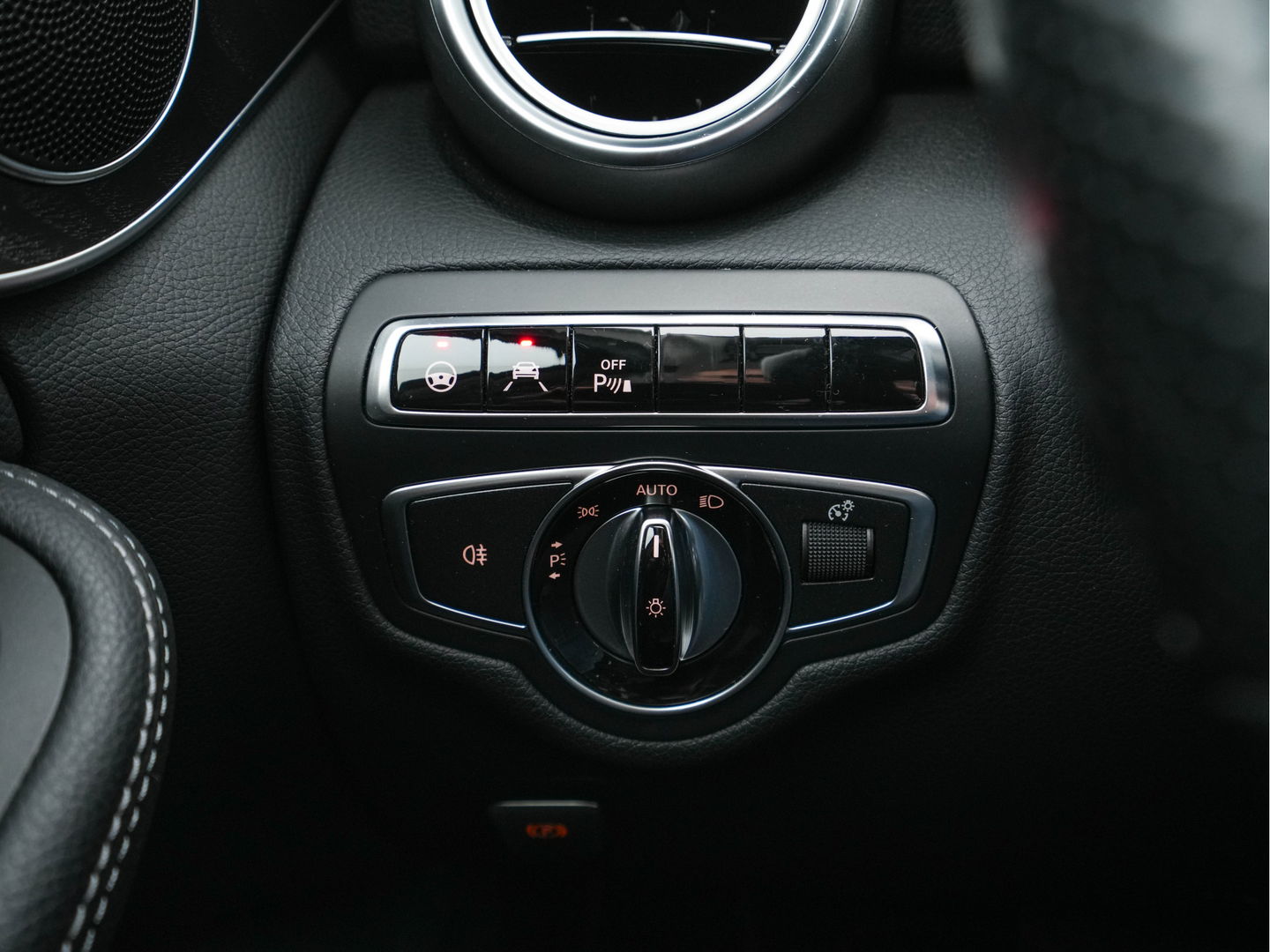 Mercedes-Benz C-Klasse 350 e Lease Edition Plus Avantgarde--Pack *FULL-LEATHER | FULL-LED | DISTRONIC | BLINDSPOT | AIRMATIC | NAVI-FULLMAP | CAMERA | HEATED-SEATS | SPORT-SEATS | ECC | LANE-ASSIST | SHIFT-PADDLES | PDC | KEYLESS  | 17''ALU *