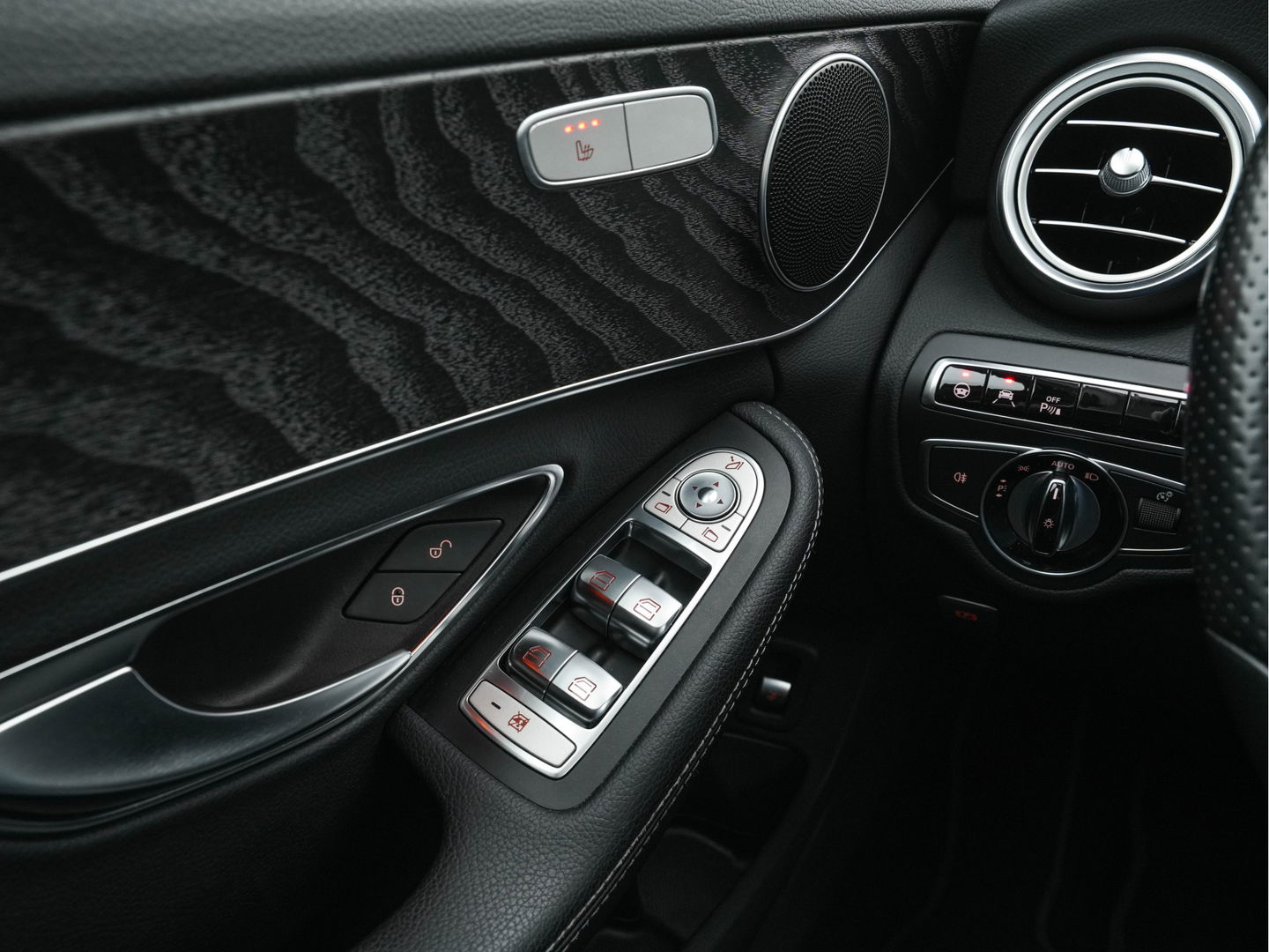 Mercedes-Benz C-Klasse 350 e Lease Edition Plus Avantgarde--Pack *FULL-LEATHER | FULL-LED | DISTRONIC | BLINDSPOT | AIRMATIC | NAVI-FULLMAP | CAMERA | HEATED-SEATS | SPORT-SEATS | ECC | LANE-ASSIST | SHIFT-PADDLES | PDC | KEYLESS | 17''ALU *