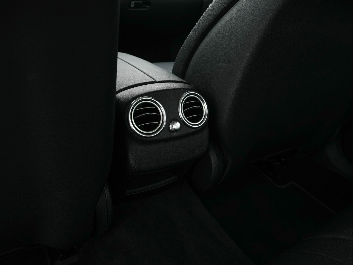 Mercedes-Benz C-Klasse 350 e Lease Edition Plus Avantgarde--Pack *FULL-LEATHER | FULL-LED | DISTRONIC | BLINDSPOT | AIRMATIC | NAVI-FULLMAP | CAMERA | HEATED-SEATS | SPORT-SEATS | ECC | LANE-ASSIST | SHIFT-PADDLES | PDC | KEYLESS  | 17''ALU *