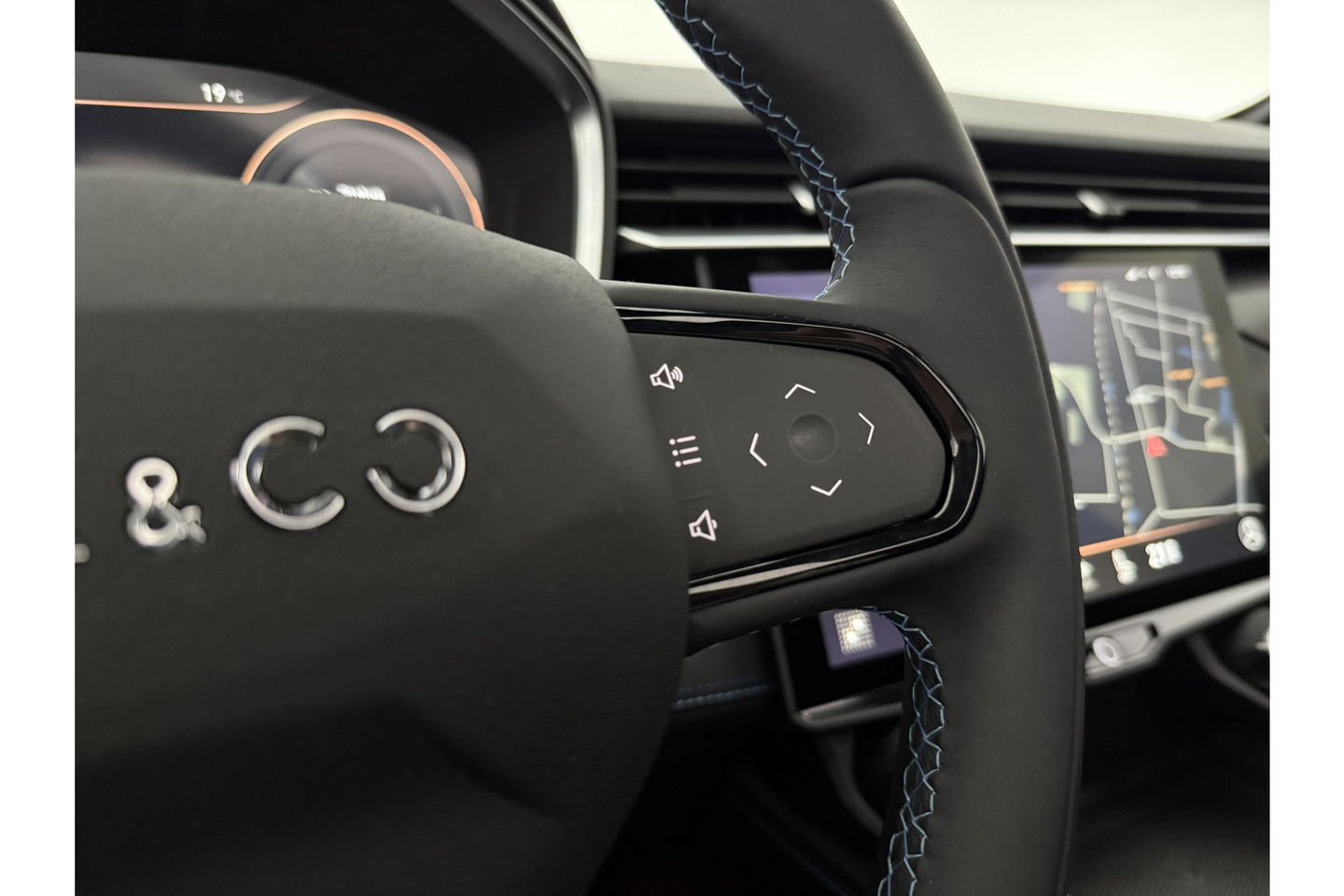 Lynk Co 01 1.5 262PK Hybride Pano LED Sfeerverl. Virtual 360Camera Carplay ACC Memory Clima Navi 20"LMV