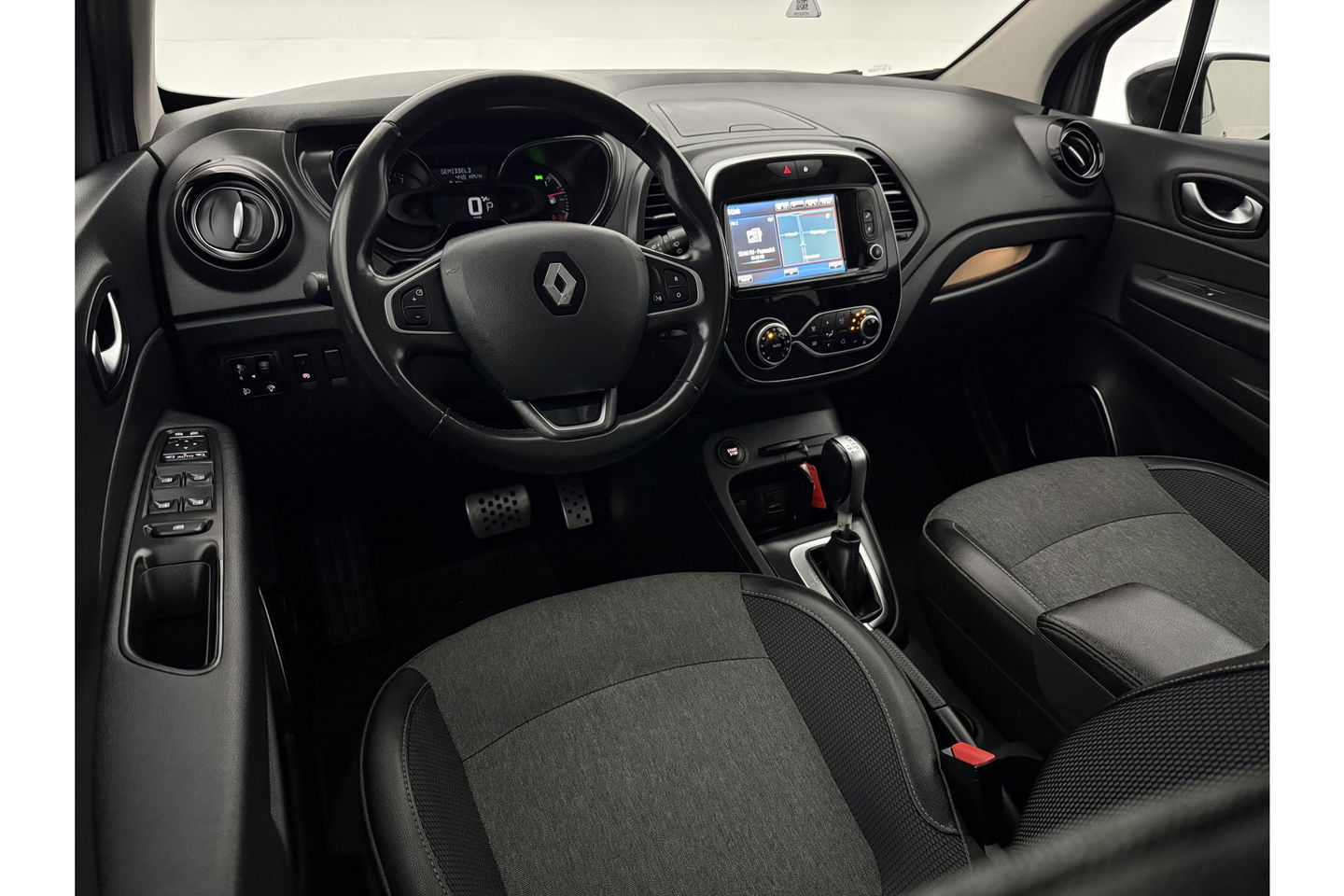 Renault Captur 1.3 TCe Intens 150PK Clima Camera Carplay LED Trekhaak Navigatie PDC 17"LMV