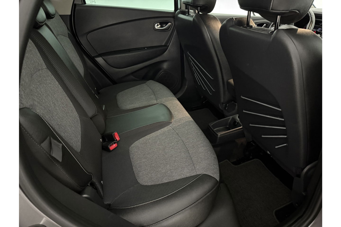 Renault Captur 1.3 TCe Intens 150PK Clima Camera Carplay LED Trekhaak Navigatie PDC 17"LMV