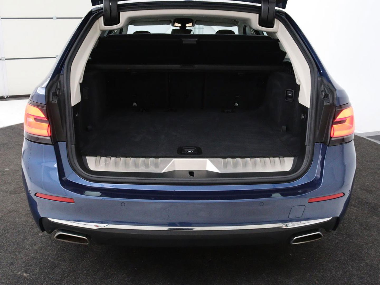 BMW 5 Serie 530e xDrive High Executive | Luxury Line | Panoramadak | Nappaleder | Stoelventilatie | Head-Up | Carplay | Live Cockpit | Adaptive LED | Stoelverwarming | Navigatie | PHEV