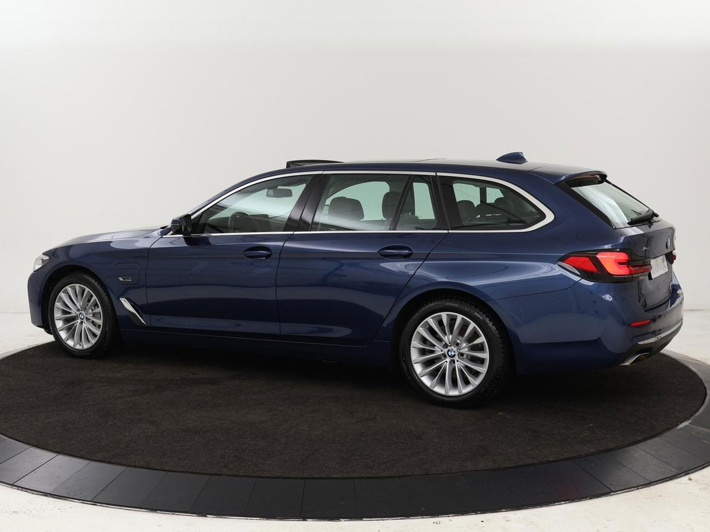 BMW 5 Serie 530e xDrive High Executive | Luxury Line | Panoramadak | Nappaleder | Stoelventilatie | Head-Up | Carplay | Live Cockpit | Adaptive LED | Stoelverwarming | Navigatie | PHEV