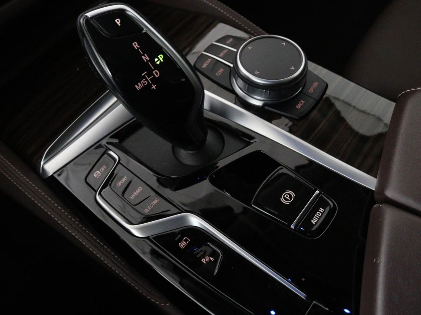 BMW 5 Serie 530e xDrive High Executive | Luxury Line | Panoramadak | Nappaleder | Stoelventilatie | Head-Up | Carplay | Live Cockpit | Adaptive LED | Stoelverwarming | Navigatie | PHEV