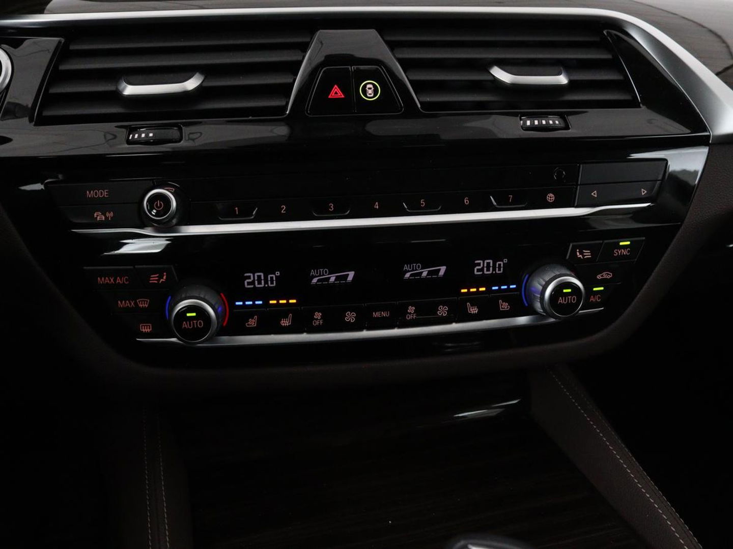 BMW 5 Serie 530e xDrive High Executive | Luxury Line | Panoramadak | Nappaleder | Stoelventilatie | Head-Up | Carplay | Live Cockpit | Adaptive LED | Stoelverwarming | Navigatie | PHEV