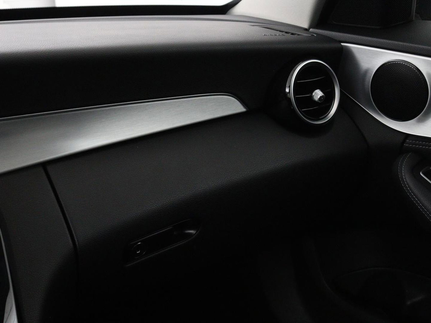 Mercedes-Benz C-Klasse 180 Avantgarde | Half leder | Adaptief LED | Trekhaak | Navigatie | Climate control | Park Assist | Cruise control | Bluetooth