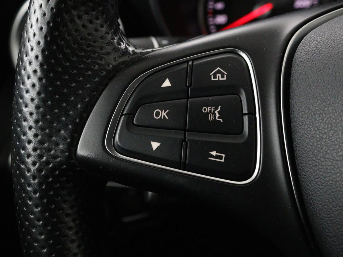 Mercedes-Benz C-Klasse 180 Avantgarde | Half leder | Adaptief LED | Trekhaak | Navigatie | Climate control | Park Assist | Cruise control | Bluetooth
