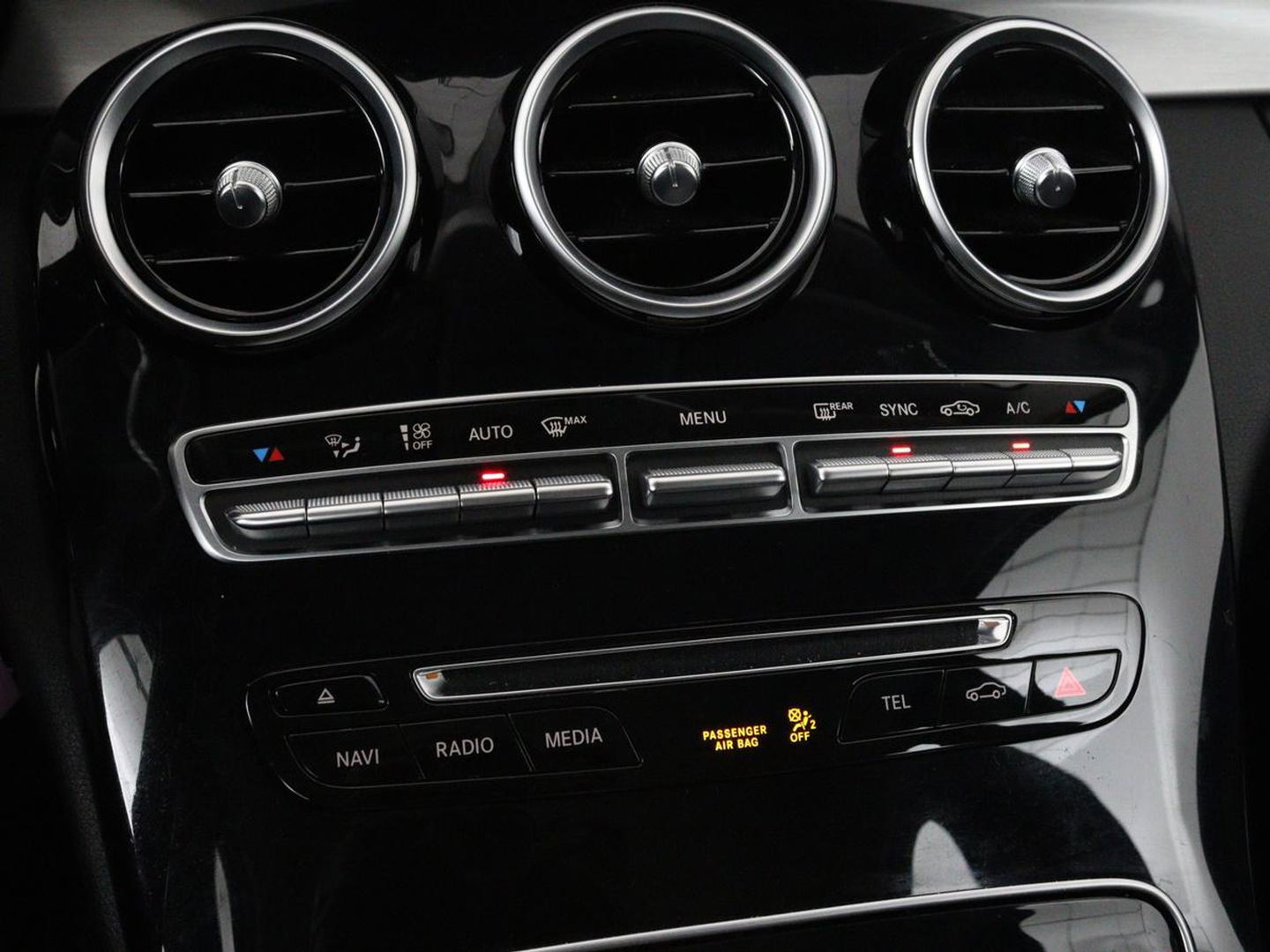 Mercedes-Benz C-Klasse 180 Avantgarde | Half leder | Adaptief LED | Trekhaak | Navigatie | Climate control | Park Assist | Cruise control | Bluetooth