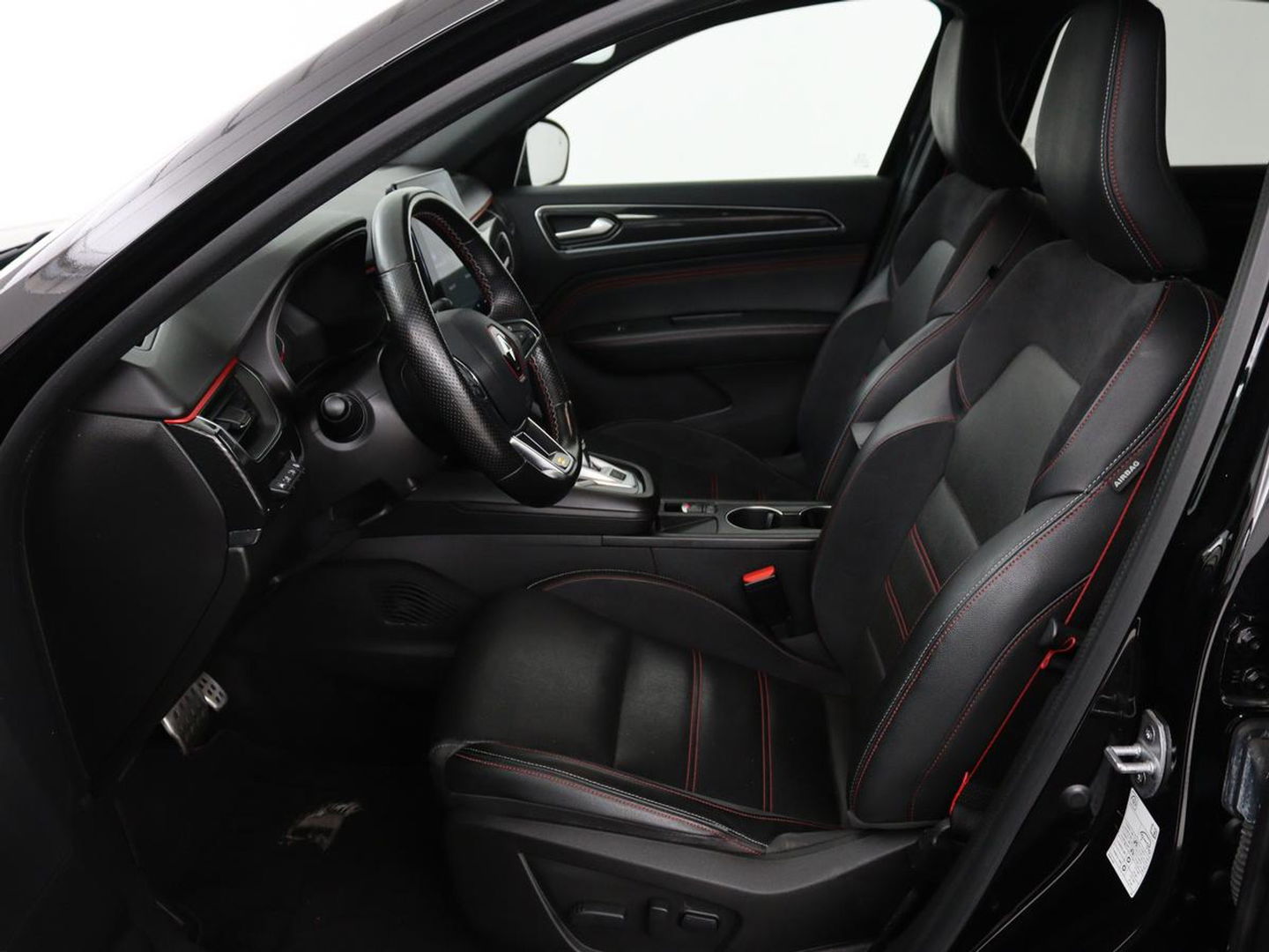 Renault Arkana 1.6 E-Tech Hybrid 145 R.S. Line | Leder/Alcantara | Stoel & stuurverwarming | Adaptive cruise | Camera | BOSE Sound | Carplay | Sfeerverlichting | Full LED | Keyless | Navigatie | Climate control