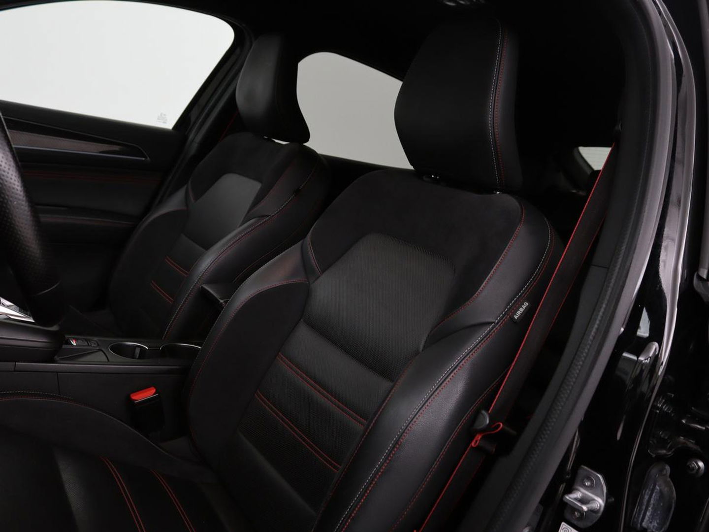 Renault Arkana 1.6 E-Tech Hybrid 145 R.S. Line | Leder/Alcantara | Stoel & stuurverwarming | Adaptive cruise | Camera | BOSE Sound | Carplay | Sfeerverlichting | Full LED | Keyless | Navigatie | Climate control
