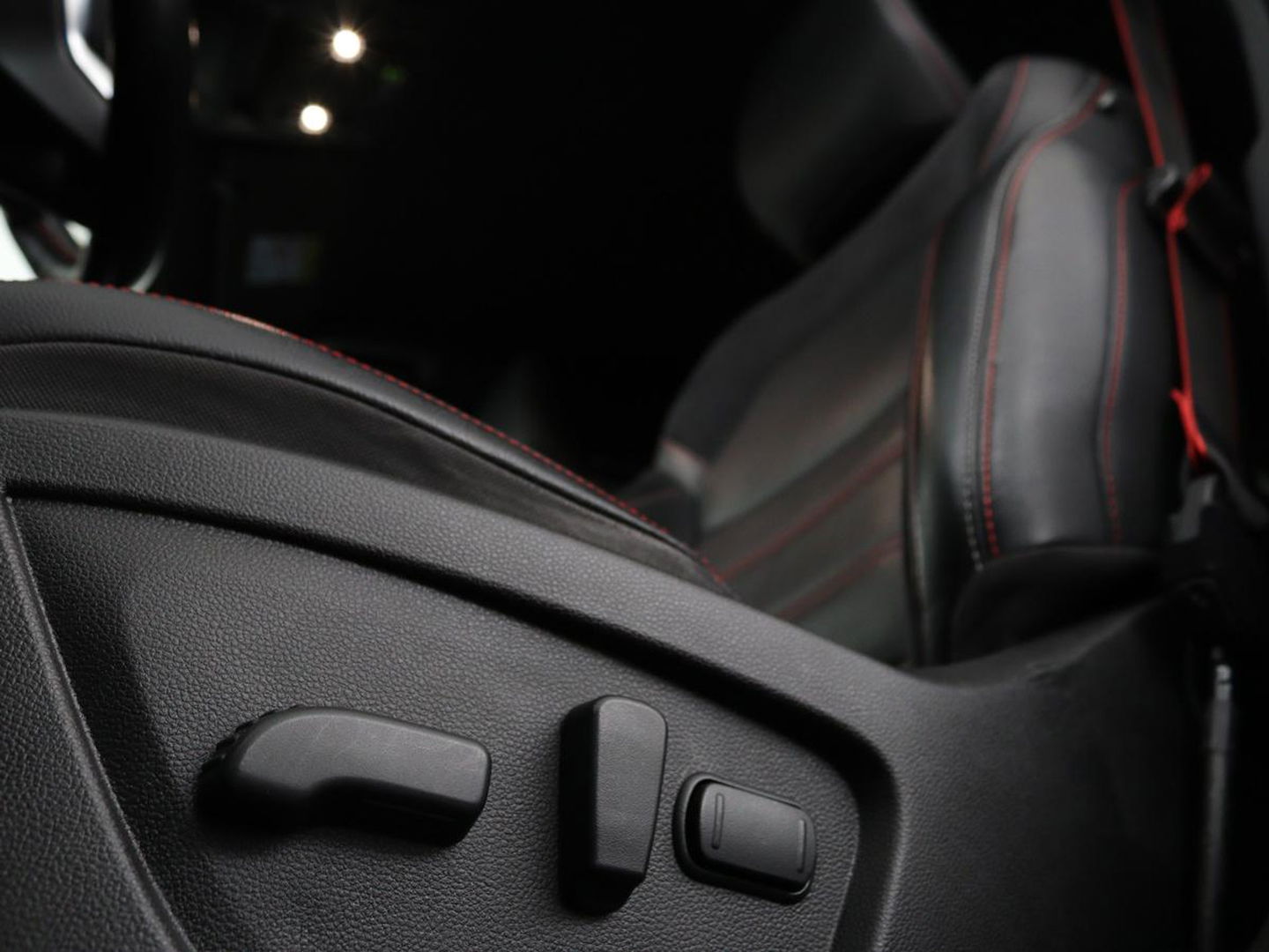 Renault Arkana 1.6 E-Tech Hybrid 145 R.S. Line | Leder/Alcantara | Stoel & stuurverwarming | Adaptive cruise | Camera | BOSE Sound | Carplay | Sfeerverlichting | Full LED | Keyless | Navigatie | Climate control