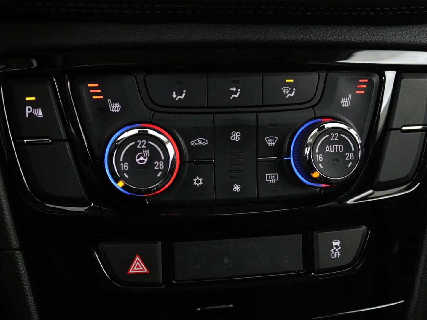 Opel Mokka X 1.4 Turbo Innovation | Automaat | Stoel & stuurverwarming | Trekhaak | Carplay | Navigatie | Camera | Xenon | Climate control | Keyless