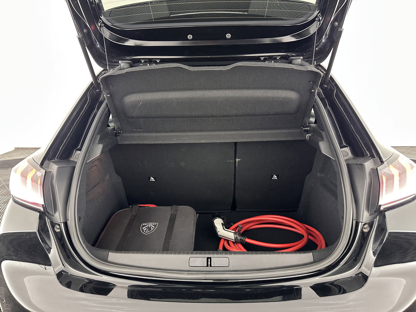 Peugeot e-208 EV Allure Pack 50 kWh [ 3-Fase ] (INCL-BTW) *1/2LEATHER | FULL-LED | DIGI-COCKPIT | CCS-FASTLOADER | KEYLESS | CAMERA | NAVI-FULLMAP | APP.CONNECT | LANE-ASSIST | DAB+ | CRUISE | SPORT-COMFORT-SEATS | 1/2-LEATHER | 16"ALU*