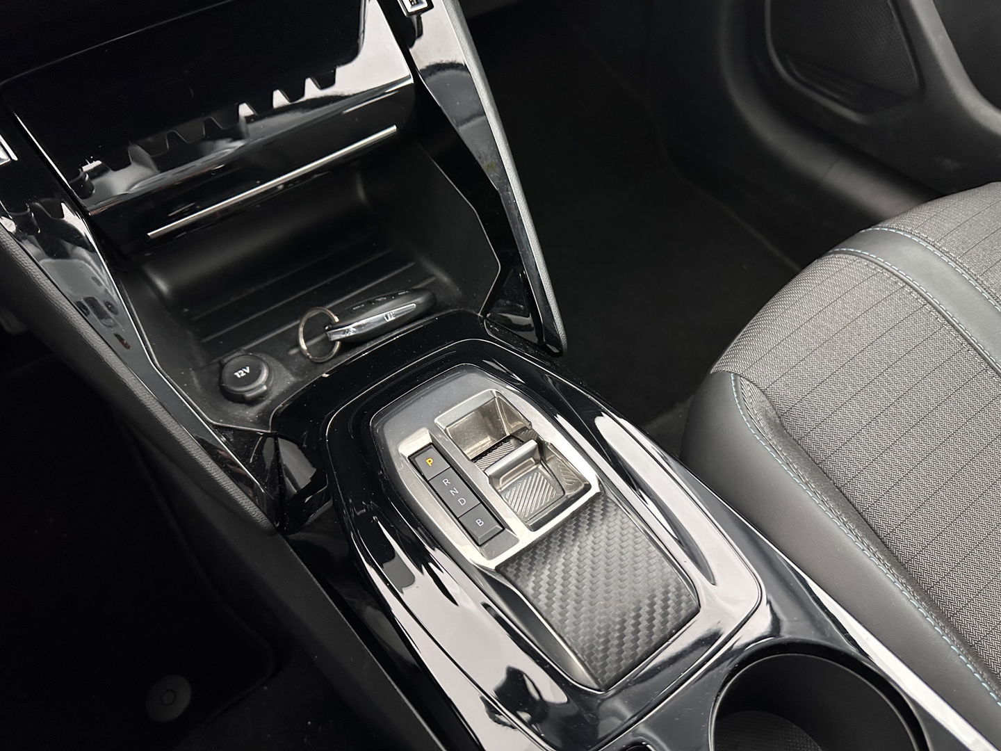 Peugeot e-208 EV Allure Pack 50 kWh [ 3-Fase ] (INCL-BTW) *1/2LEATHER | FULL-LED | DIGI-COCKPIT | CCS-FASTLOADER | KEYLESS | CAMERA | NAVI-FULLMAP | APP.CONNECT | LANE-ASSIST | DAB+ | CRUISE | SPORT-COMFORT-SEATS | 1/2-LEATHER | 16"ALU*